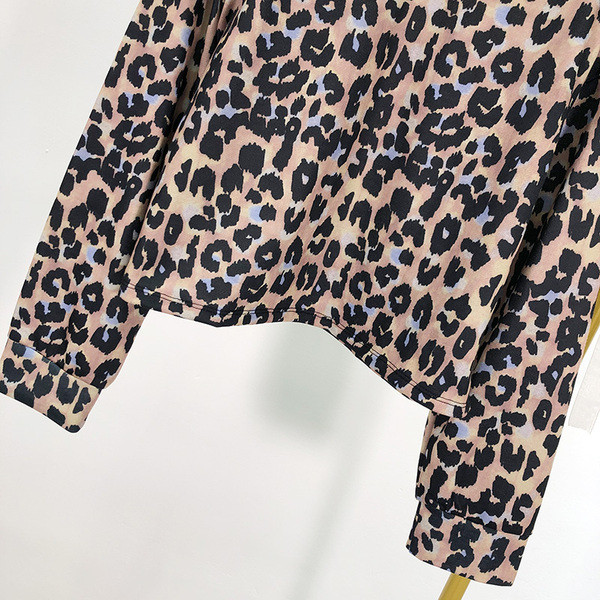 Σύντομη φαρδιά μπλούζα με ζωικό τύπωμα