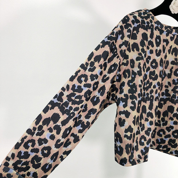 Σύντομη φαρδιά μπλούζα με ζωικό τύπωμα