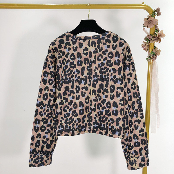 Σύντομη φαρδιά μπλούζα με ζωικό τύπωμα