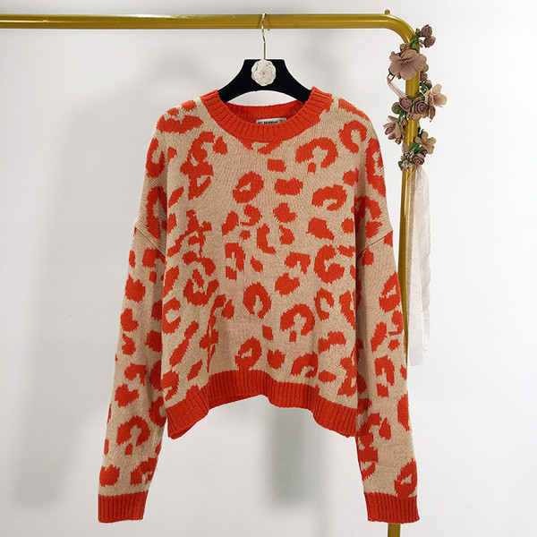 Дамски пуловер с животински десен в два цвята