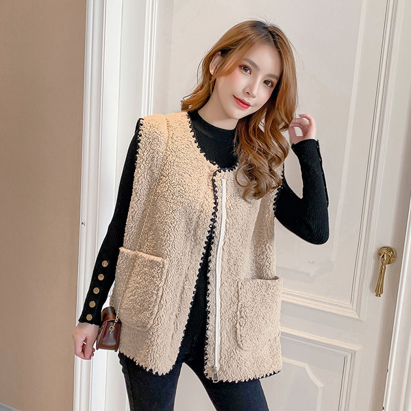 Нов модел модерен дамски елек с джобове в бял и бежов цвят