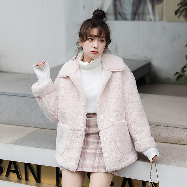 Modern női pehelykabát fehér és rózsaszín színben, gombokkal