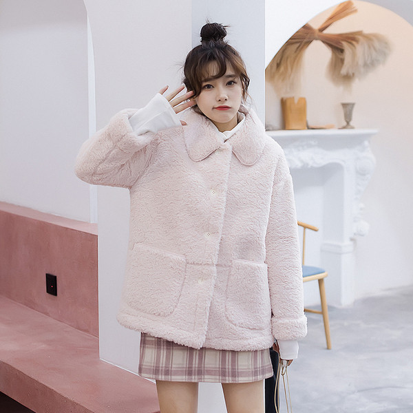 Modern női pehelykabát fehér és rózsaszín színben, gombokkal