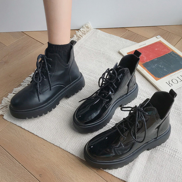 Καθημερινές γυναικείες μπότες με σκληρή σόλα σε μαύρο χρώμα - δύο μοντέλα