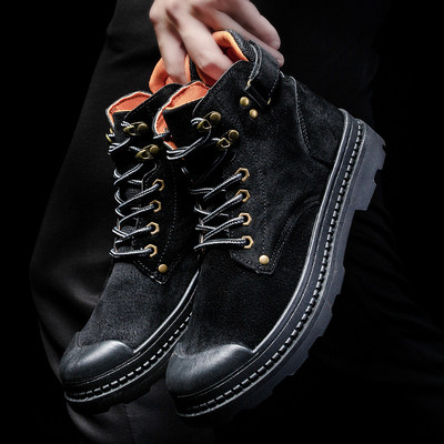 Μοντέρνες χειμερινές μπότες ανδρών με κορδόνια και παχιά σόλα σε γκρι, μπεζ και μαύρο χρώμα