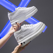 Καθημερινά αθλητικά πάνινα παπούτσια σε λευκό χρώμα με ψηλή πλατφόρμα