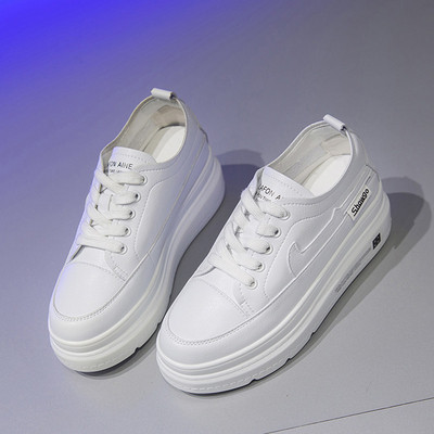 Καθημερινά αθλητικά πάνινα παπούτσια σε λευκό χρώμα με ψηλή πλατφόρμα