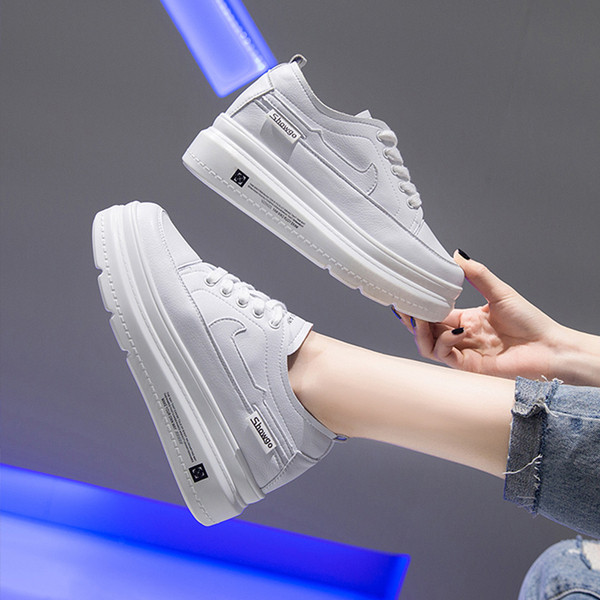 Καθημερινά αθλητικά πάνινα παπούτσια σε λευκό χρώμα με ψηλή πλατφόρμα