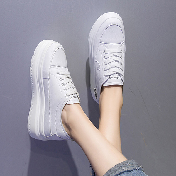 Καθημερινά αθλητικά πάνινα παπούτσια σε λευκό χρώμα με ψηλή πλατφόρμα