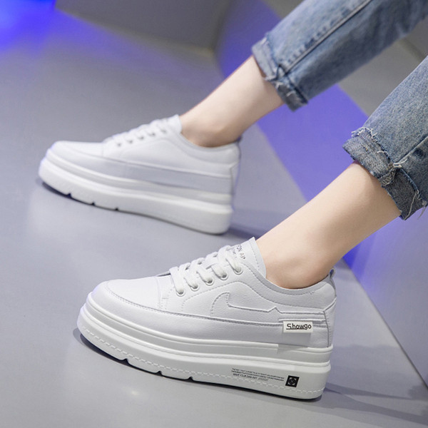 Καθημερινά αθλητικά πάνινα παπούτσια σε λευκό χρώμα με ψηλή πλατφόρμα