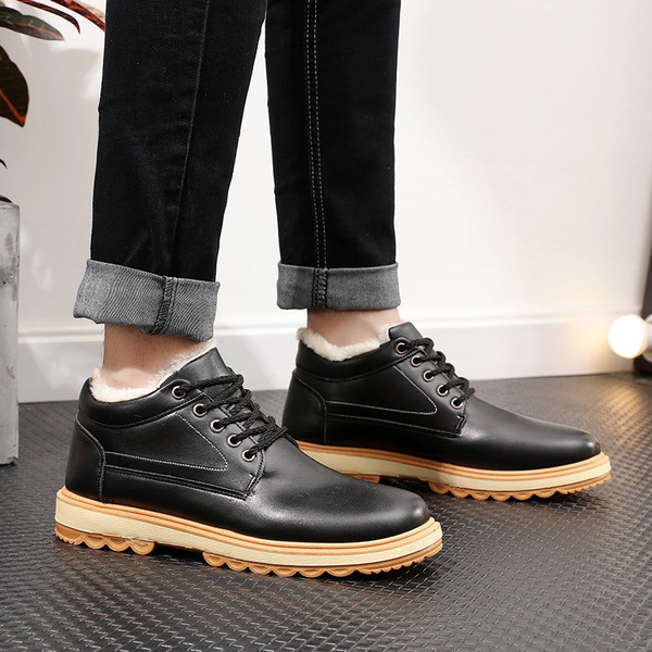 Μοντέρνες χειμερινές ανδρικές μπότες με μαλακή επένδυση και κορδόνια σε μαύρο και καφέ χρώμα