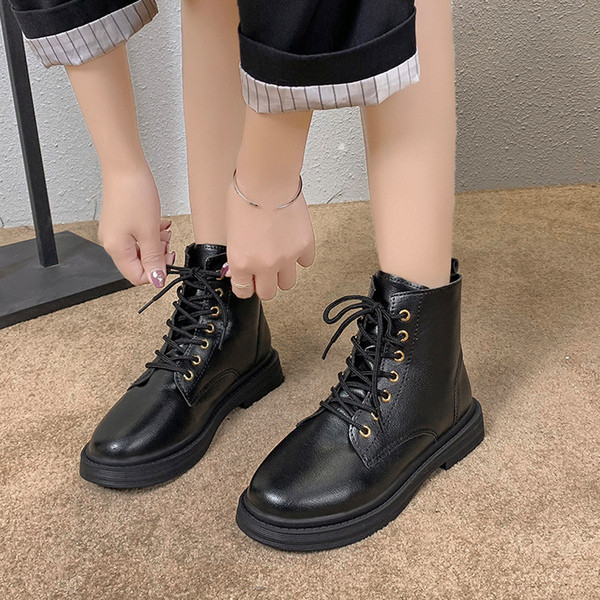 ¨εκο δερμάτινες μπότες γυναικείες με ίσες σόλες και κορδόνια σε μαύρο και άσπρο χρώμα