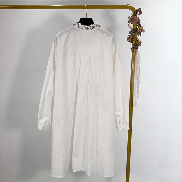 Hosszú női ing klasszikus modell kövekkel a gallérján