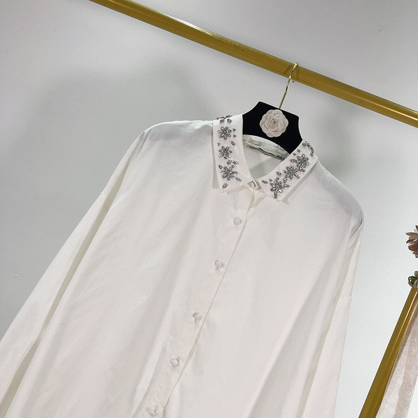 Hosszú női ing klasszikus modell kövekkel a gallérján