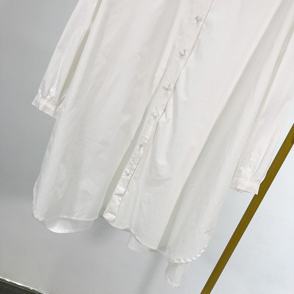 Hosszú női ing klasszikus modell kövekkel a gallérján