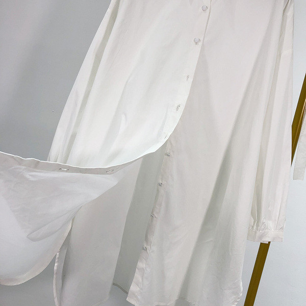 Hosszú női ing klasszikus modell kövekkel a gallérján