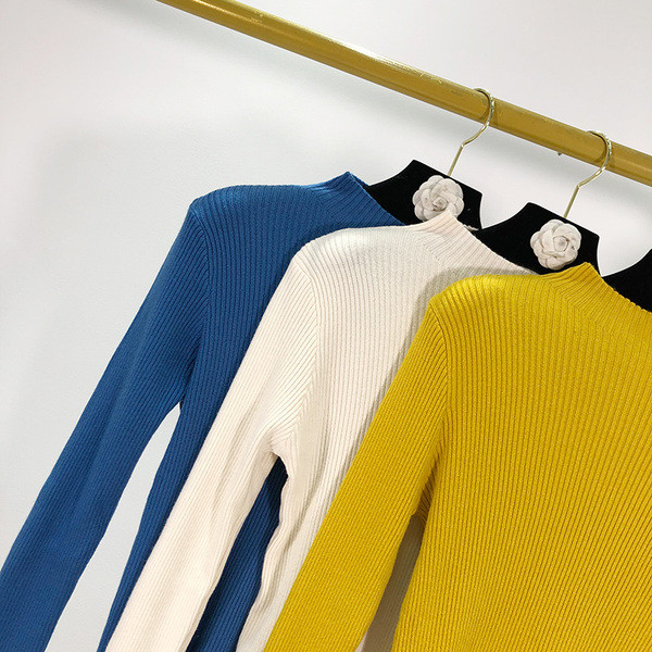 Γυναικεία σλιμ μπλούζα σε κίτρινο, λευκό και μπλε χρώμα με κουμπιά