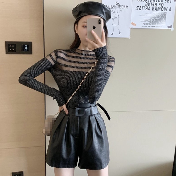 Szürke női testhezálló blúz magas gallérral és átlátszó részekkel