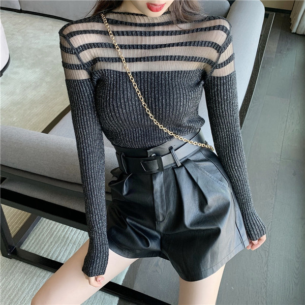 Szürke női testhezálló blúz magas gallérral és átlátszó részekkel