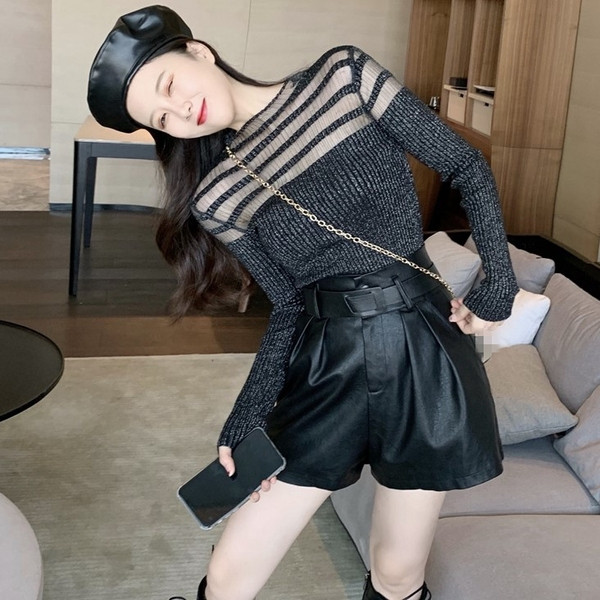 Szürke női testhezálló blúz magas gallérral és átlátszó részekkel