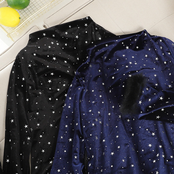 Μοντέρνα γυναικεία βελούδινη μπλούζα σε μπλε και μαύρο χρώμα