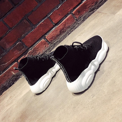 Γυναικεία καθημερινά αθλητικά παούτσια σε λευκό και μαύρο χρώμα