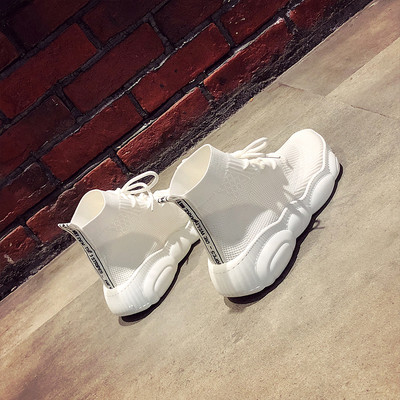 Γυναικεία καθημερινά αθλητικά παούτσια σε λευκό και μαύρο χρώμα