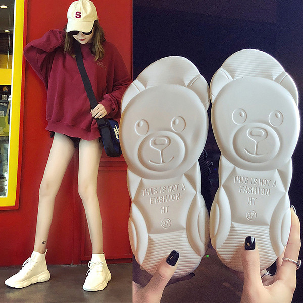 Γυναικεία καθημερινά αθλητικά παούτσια σε λευκό και μαύρο χρώμα