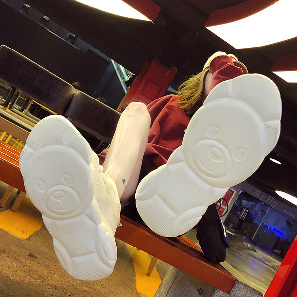 Γυναικεία καθημερινά αθλητικά παούτσια σε λευκό και μαύρο χρώμα