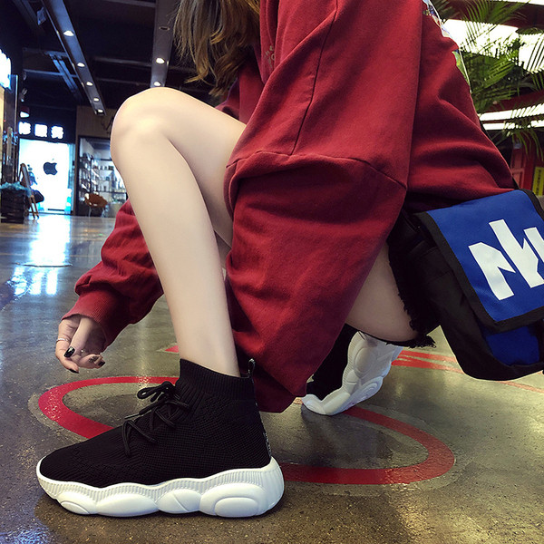 Γυναικεία καθημερινά αθλητικά παούτσια σε λευκό και μαύρο χρώμα