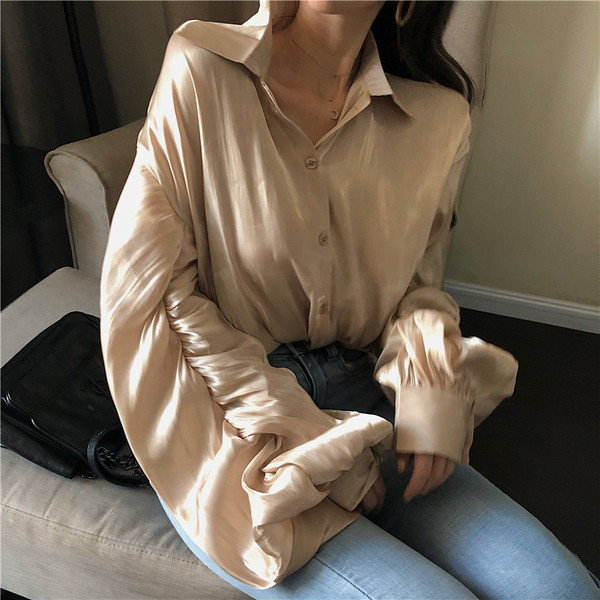 Κομψό γυναικείο πουκάμισο με φαρδιά μανίκια σε μπεζ χρώμα και κομψό αποτέλεσμα