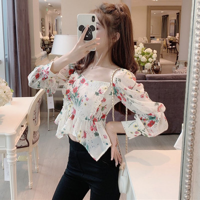 Къса асиметрична блуза с квадратно деколте и флорален десен