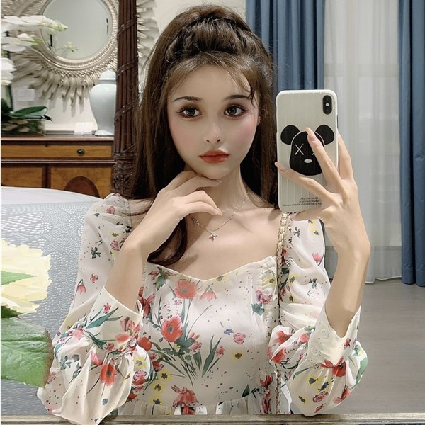 Bluză scurtă asimetrică cu decolteu pătrat și model floral