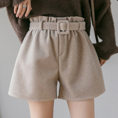 Pantaloni scurti moderni de dama cu talie inalta in bej, maro si negru