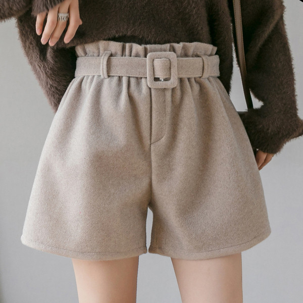 Pantaloni scurti moderni de dama cu talie inalta in bej, maro si negru