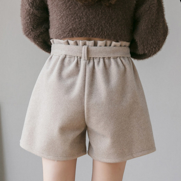 Pantaloni scurti moderni de dama cu talie inalta in bej, maro si negru