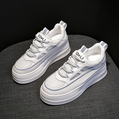 Modern női tornacipő magas talppal, színes nyakkendőkkel