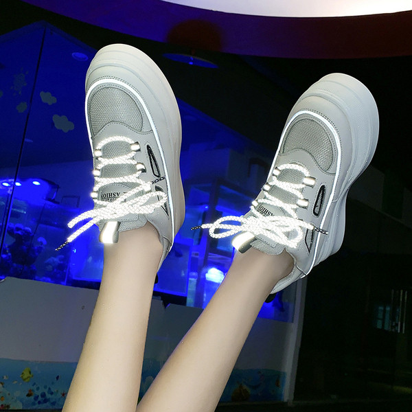 Modern női tornacipő magas talppal, színes nyakkendőkkel