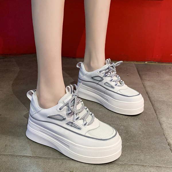 Modern női tornacipő magas talppal, színes nyakkendőkkel