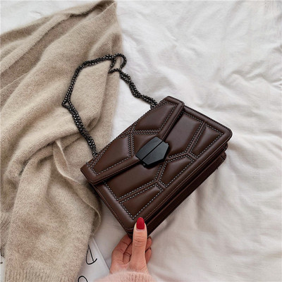 Κομψή γυναικεία τσάντα από συνθετικό δέρμα με αλυσίδα