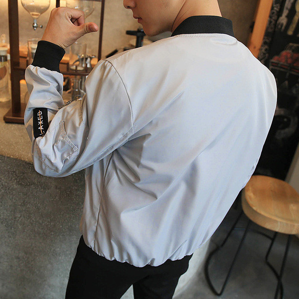 Őszi férfi kabát O-nyakkal és szürke és fekete hímzéssel