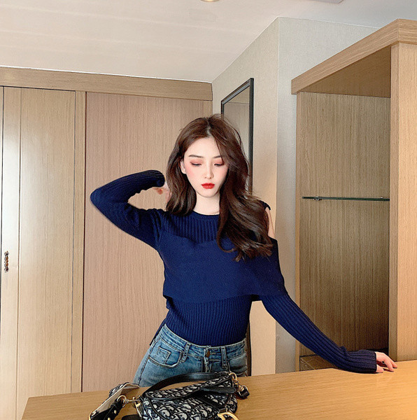 Γυναικεία μπλούζα σε μπλε και άσπρο χρώμα με οβάλ λαιμόκοψη