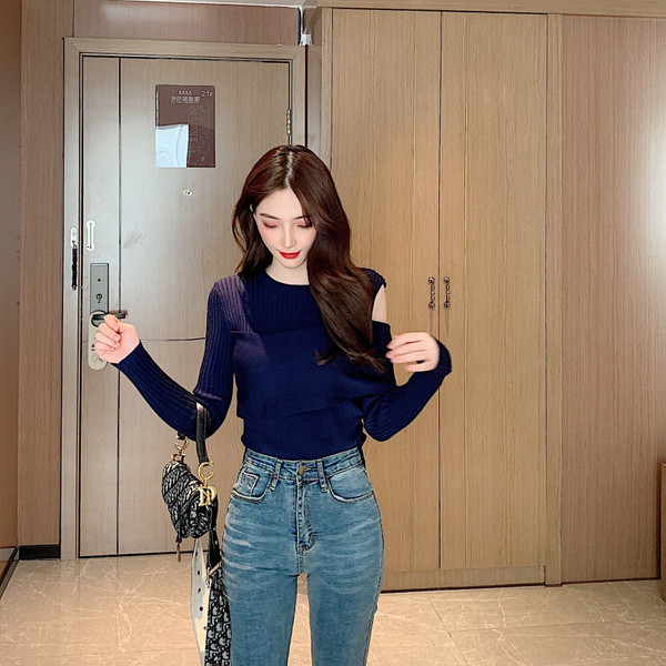 Γυναικεία μπλούζα σε μπλε και άσπρο χρώμα με οβάλ λαιμόκοψη