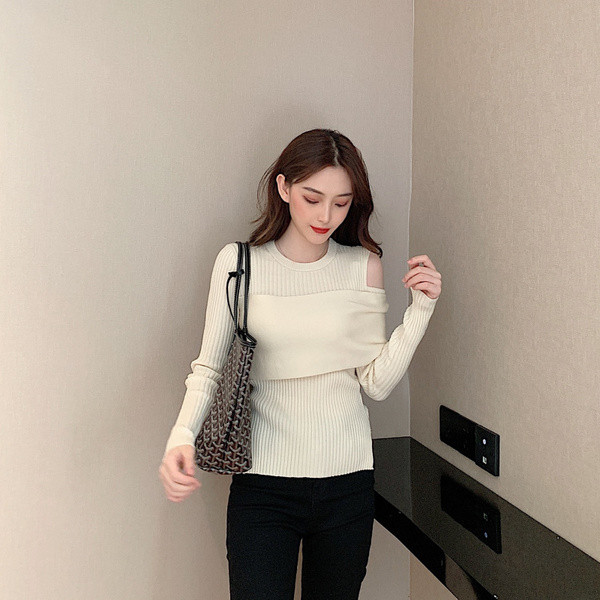 Γυναικεία μπλούζα σε μπλε και άσπρο χρώμα με οβάλ λαιμόκοψη