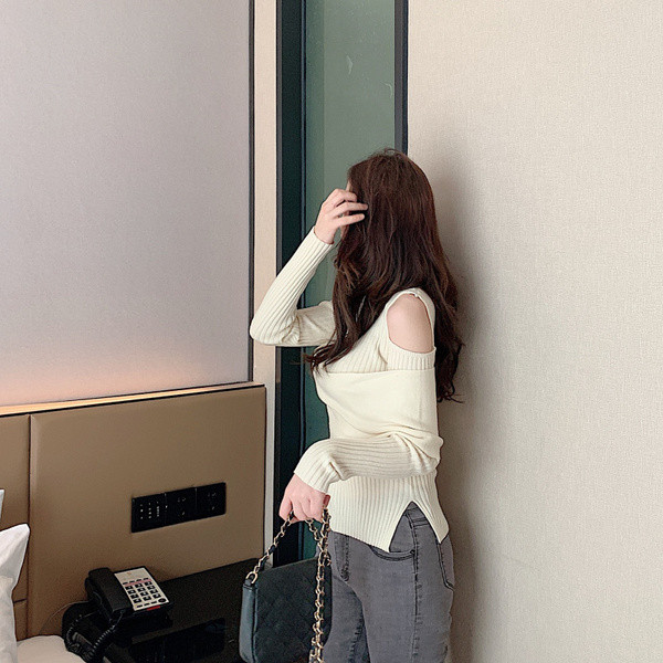 Γυναικεία μπλούζα σε μπλε και άσπρο χρώμα με οβάλ λαιμόκοψη