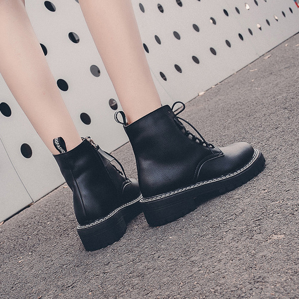 Alkalmi női bőrcsizma fehér és fekete fűzővel