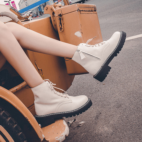 Alkalmi női bőrcsizma fehér és fekete fűzővel