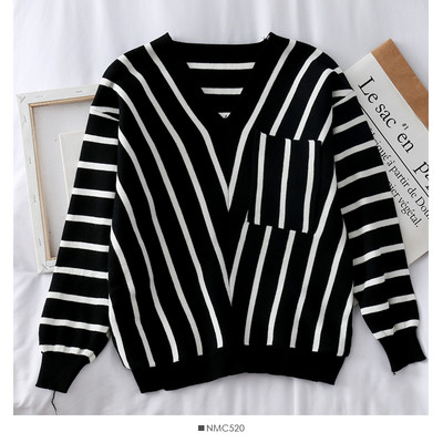 Casual γυναικείο πουλόβερ με τσέπες σε λευκό και μαύρο χρώμα