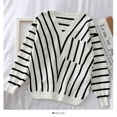 Casual γυναικείο πουλόβερ με τσέπες σε λευκό και μαύρο χρώμα