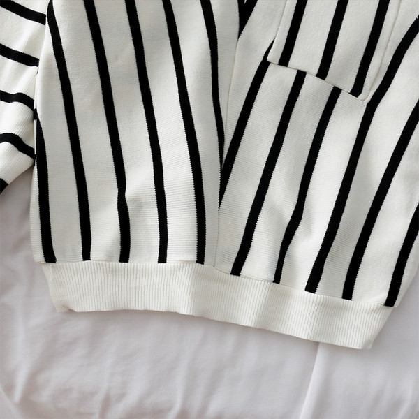 Casual γυναικείο πουλόβερ με τσέπες σε λευκό και μαύρο χρώμα